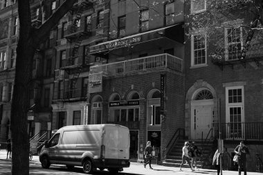 Sekizinci Cadde (Ayrıca Saint Mark's Place olarak da bilinir) Manhattan'ın aşağı doğu tarafında funky East Village ile büyük cadde. -5