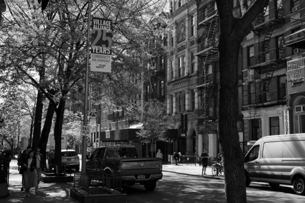 8番街 マルコ プレイスとも呼ばれる マンハッタンの東側のファンキーなイーストビレッジを通る主要な大通りです — ストック写真