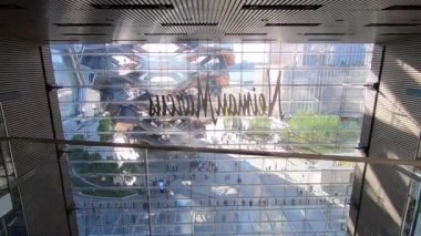 Mağaza ve restoranlar Hudson Yards Nyc, ticari ve konut gökdelenler, bir sahne sanatları tiyatrosu, benzersiz bir tırmanılabilir heykel oluşan 25 milyar dolarlık kompleksin bir parçası, hepsi Manhattans batı tarafında yer almaktadır. -5