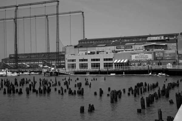 Chelsea Piers Manhattans batı tarafında Chelsea Onbirinci Cadde boyunca Hudson Nehri üzerinde bulunan çevreleme ekranları ile çok düzeyli sürüş aralığı ile 28 dönümlük spor köyü