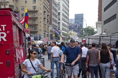 New York'ta 4th Avenue Güney Union Square Park satıcıları, ziyaretçiler ve gıda bir bolluk ile yakın bir sokak fuarı.