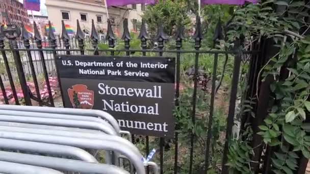 Stonewall National Monument Ligger Mittemot Stonewall Inn Greenwich Village Nyc — Stockvideo