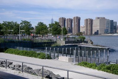 Gantry Plaza, yaya ve bisiklet yolları, spor aktiviteleri, dinlenme standları ve diğer New York şehir yerlerine feribot erişimi ile 12 dönümlük bir eyalet parkıdır. Bu Manhattan siluetinin muhteşem bir görünümü ile East River üzerinde yer almaktadır.