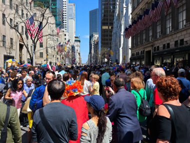 Paskalya Geçit Töreni güzel ve sıradışı kıyafetler ile doludur, giysi şapka ve diğer dekoratif öğeler, insanlar yukarı ve aşağı Fifth Avenue genellikle New York'ta Saint Patricks Katedrali yakınında merkezli dolaşan ile.