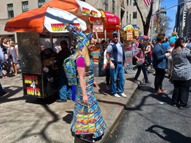 Paskalya Geçit Töreni güzel ve sıradışı kıyafetler ile doludur, giysi şapka ve diğer dekoratif öğeler, insanlar yukarı ve aşağı Fifth Avenue genellikle New York'ta Saint Patricks Katedrali yakınında merkezli dolaşan ile.