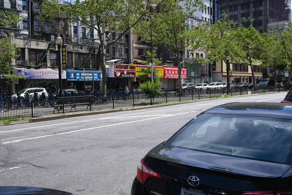 New York Citys alt doğu tarafında Allen Street boyunca mağazalar ve konutlar onun sürekli değişen dinamikleri için bilinen bir mahalle üzerinde Çin kültürünün etkisini gösteren vardır.