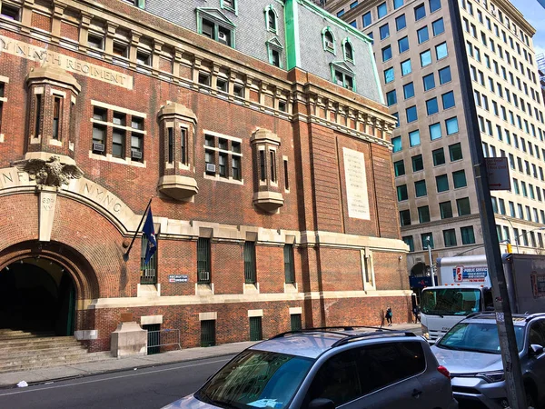 The69. Alay Armoryis Lexington Avenue 26 Th Street New York'ta yakın bulunan ve 1906.The bina hala New York Ordusu Ulusal Muhafız tarafından kullanılan inşa edilmiştir.
