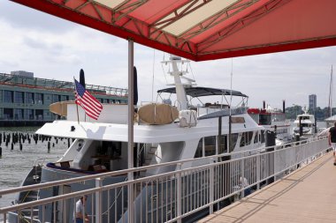 Tekneler Manhattans Chelsea mahallenin batı tarafında Hudson Nehri boyunca Chelsea Piers rıhtım. 