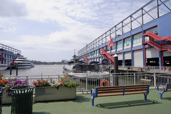 Tekneler Manhattans Chelsea mahallenin batı tarafında Hudson Nehri boyunca Chelsea Piers rıhtım. 