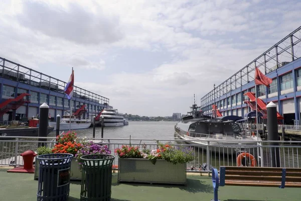 Tekneler Manhattans Chelsea mahallenin batı tarafında Hudson Nehri boyunca Chelsea Piers rıhtım. 