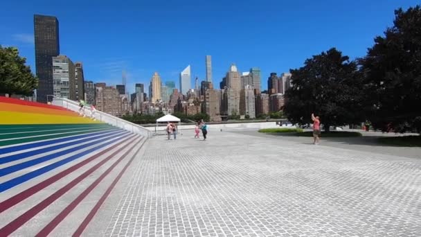 프랭클린 루즈벨트 프리덤 입구에 거대한 무지개 깃발이 뉴욕시의 스톤월 50주년을 — 비디오