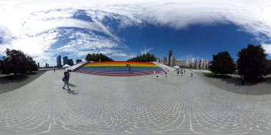 Roosevelt Adası Nyc Franklin D. Roosevelt Dört Özgürlükler Parkı girişinde merdivenlerde dev gökkuşağı bayrağı New York'ta Stonewall ayaklanmasının 50 yıldönümünü anmak ve 360 Vr equirectangular biçiminde gösterilir.