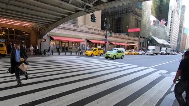 Människor Som Går Sin Dag Tidigt Morgonen East 42Nd Street — Stockvideo