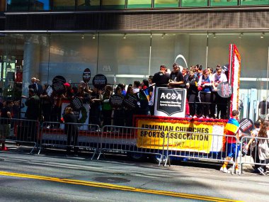 New York'ta ermeni gündüz geçit töreni düzenleniyor ve Ermeni Kiliseleri Spor Derneği sponsorluğunda bir şamandıra görülüyor..