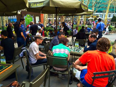 Bir satranç oyunu Manhattan Bryant Park açık havada yer alır