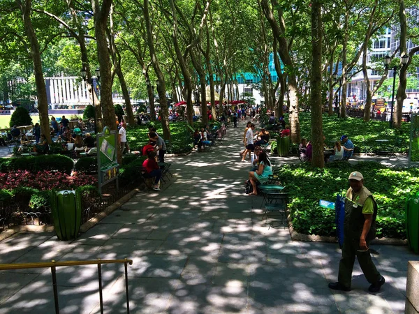 Большое Количество Людей Отдыхают Прекрасный День Брайант Парке Нью Йорке — стоковое фото