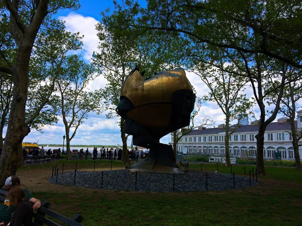 Koenig Küre 911 saldırılarında hasar gördü ve Liberty Plaza Nyc'deki şu anki konumundan önce geçici olarak Battery Park'a yerleştirildi.