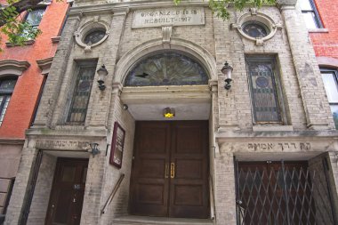 Eski bir sinagog (Darech Amuno) başlangıçta 1838 yılında inşa edilmiş Hala Charles Street Greenwich Village Nyc aktif