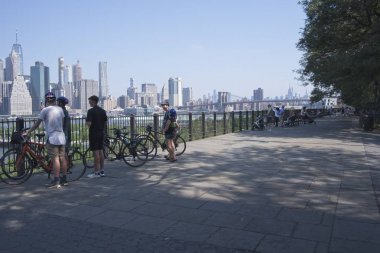 Brooklyn Heights Promenade, Brooklyn Heights Nyc'de manhattan silüetinin muhteşem manzarasına sahip bir yaya parkı, altında ise yoğun bir şekilde seyahat edilen Brooklyn Queens Expressway.