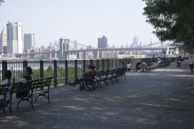 Brooklyn Heights Promenade, Brooklyn Heights Nyc'de manhattan silüetinin muhteşem manzarasına sahip bir yaya parkı, altında ise yoğun bir şekilde seyahat edilen Brooklyn Queens Expressway.