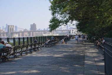 Brooklyn Heights Promenade, Brooklyn Heights Nyc'de manhattan silüetinin muhteşem manzarasına sahip bir yaya parkı, altında ise yoğun bir şekilde seyahat edilen Brooklyn Queens Expressway.