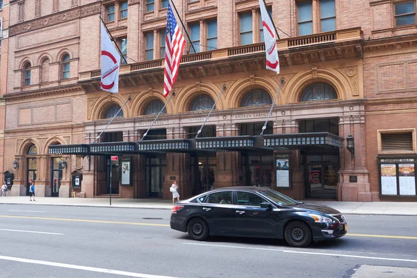 Carnegie Hall, Manhattan şehir merkezinde, West 57th Street'te, Seventh Avenue'de yer alan dünyaca ünlü bir simge sel konser mekanı..