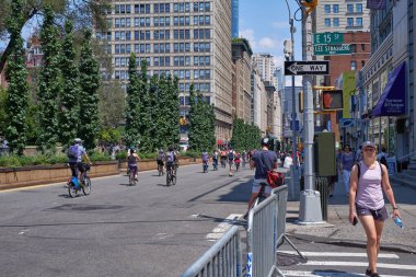 New York City sakinleri Yaz Sokakları programında araç olmadan sokakları zevk sağlamak için karayolu büyük bir streç kapatır.