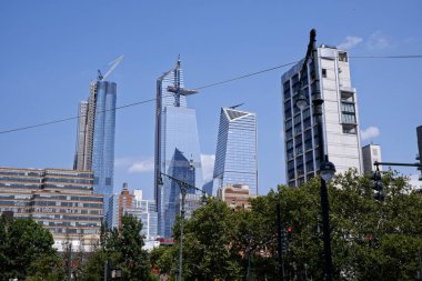 Hudson Yards gökdelenler onlar Manhattan'da Chelsea Piers görüntülenen kapalı tepesi yaklaşım olarak.