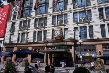 New York'ta 34th Street yakınlarındaki Broadway saat ve plaza gösteren Herald Meydanı'nda Macys amiral gemisi konumu.