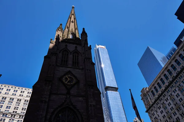 Een Fotografische Vergelijking Van Zeer Oude Zeer Nieuwe Tonen Trinity — Stockfoto