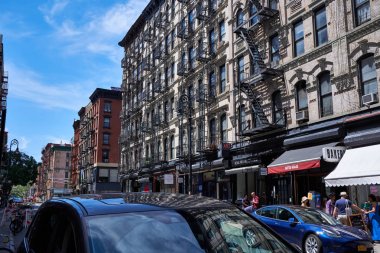 Ludlow Street yakınlarındaki Broome Caddesi'nde Alt doğu Tarafında bulunan yangın merdivenleri ile eski apartmanlar.
