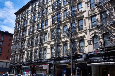 Ludlow Street yakınlarındaki Broome Caddesi'nde Alt doğu Tarafında bulunan yangın merdivenleri ile eski apartmanlar.