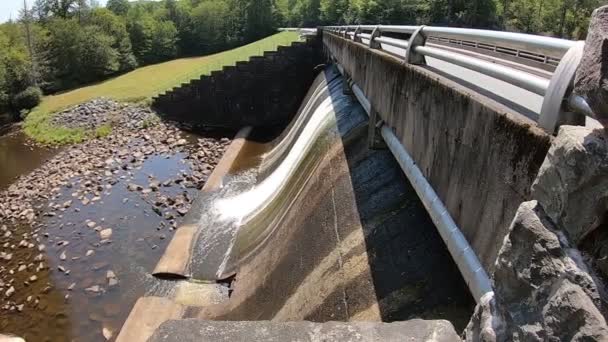 Water Gaat Onder Een Viaduct Blue Ridge Parkway Buurt Van — Stockvideo