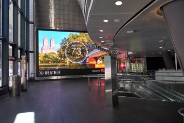 Aşağı Manhattan'daki Fulton Center, birden fazla metro hattı için muazzam bir kavşak ve doğrudan sokaktan girilebilen dikey bir yemek kortudur..