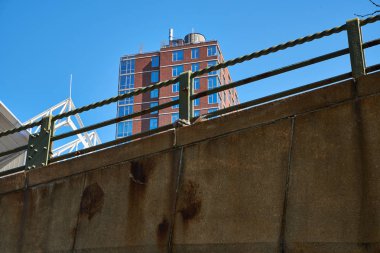 Brooklyn Queens Otoyolu Manhattan Köprüsü'nün altından geçer ve yakında büyük onarımlar ve/veya yapısal değişiklikler gerektirir..