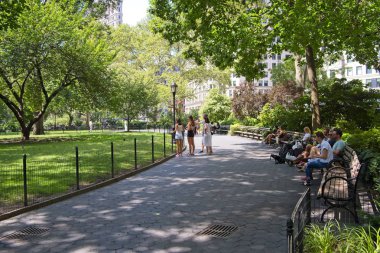 New York'taki Madison Square Park, 23rd Street ve Broadway'de bulunan ve aktif bir mahalle destek grubu ve yakınlardaki restoranları olan popüler bir dinlenme alanı tarafından güzel bir şekilde korunan halka açık bir parktır..