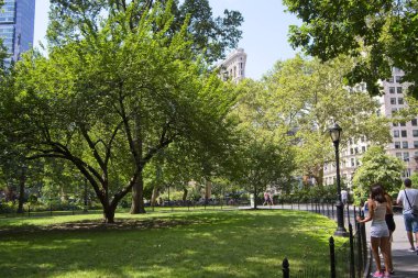 New York'taki Madison Square Park, 23rd Street ve Broadway'de bulunan ve aktif bir mahalle destek grubu ve yakınlardaki restoranları olan popüler bir dinlenme alanı tarafından güzel bir şekilde korunan halka açık bir parktır..