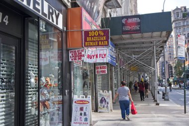Manhattan'ın Göçebe bölümünde bir Pazar sabahı Broadway aşağı yürüyüş ticari faaliyetler yavaş yavaş hayata gelir gibi nispeten huzurlu bir görünüm gösterir.