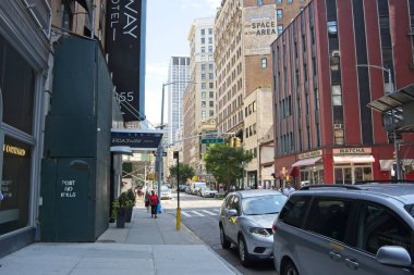 Manhattan'ın Göçebe bölümünde bir Pazar sabahı Broadway aşağı yürüyüş ticari faaliyetler yavaş yavaş hayata gelir gibi nispeten huzurlu bir görünüm gösterir.