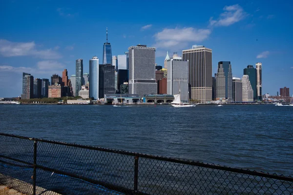 즐거움을 배가물 속에서 내려다 보이는 맨해튼 맨해튼 동강의 섬에서 바라본 — 스톡 사진