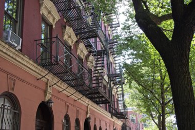 Greenwich Village 'daki eski bir yerleşim yerinde binanın dışındaki tuğlalara bağlı yangın merdivenleri var..
