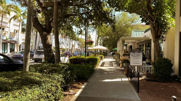 Naples Florida Fifth Avenue South Zeigt Eine Ruhige Straße Mit lizenzfreie Stockfotos