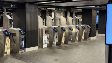 New York, New York - 22 Şubat 2024: 42. Cadde yakınlarındaki Grand Central 'daki 4,5,6,7 S trenine metro girişi