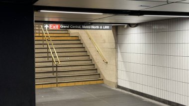 New York, New York - 22 Şubat 2024: Grand Central 'daki metrodan ana salona giden merdiven