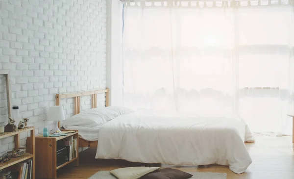 Het Witte Bed Bevindt Zich Zonovergoten Slaapkamer Ochtend Witte Slaapkamer — Stockfoto