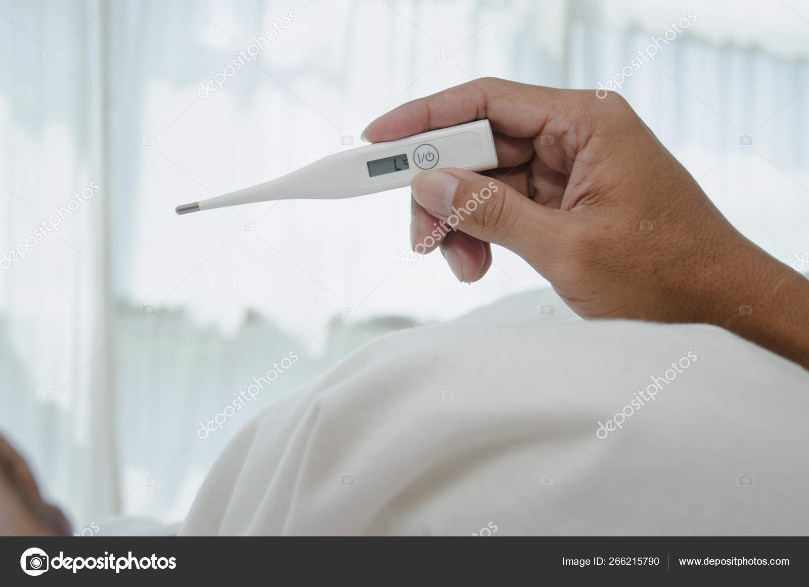 亚洲人病了用汞监测体温亚洲男性手中的温度计 图库照片 C Enjoyok69 Gamil Com