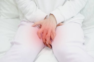 Bulanık çok yumuşak kadın pembe pantolon giyen vajinal kaşıntı. İç çamaşırında mantarın neden olduğu genital kaşıntı.