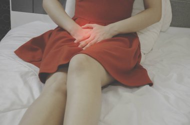 Kadınlar kırmızı etek giyer, vajinayı kaşımak için elini kullanır. İç çamaşırındaki mantarın sebep olduğu kaşıntı. Objelere odaklanmayın..