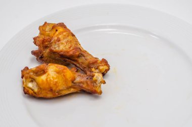 Yakından kapatın. Beyaz Tabakta Kızarmış Tavuk