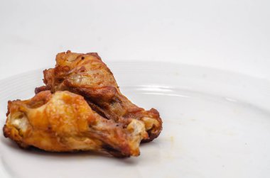 Yakından kapatın. Beyaz Tabakta Kızarmış Tavuk